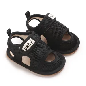 Nahaufnahme von schwarzen Baby-Sandalen aus Mesh mit Baby-Text