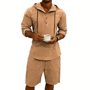 Detalle del conjunto de lino transpirable para hombre con capucha y pantalones