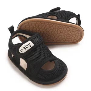 Nahaufnahme von atmungsaktiven Baby-Lernlaufschuhen mit weicher, rutschfester Sohle