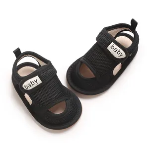 Detailansicht der schwarzen, atmungsaktiven Baby-Sandalen mit Klettverschluss und Aufschrift