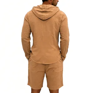 Vista trasera de conjunto masculino de lino con capucha y pantalones cortos en marrón