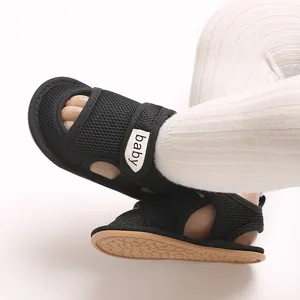 Detailaufnahme von schwarzen atmungsaktiven Baby-Lauflernsandalen mit weicher Sohle.