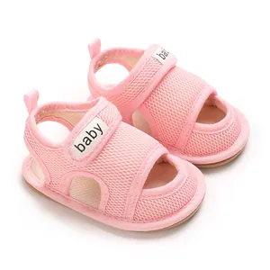 Detailansicht der rosa atmungsaktiven Mesh-Babysandalen mit Klettverschlussband