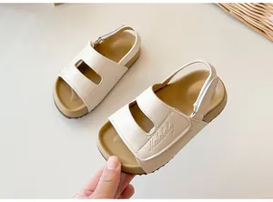 Dettaglio di sandali beige per bambini con cinturini regolabili e suola antiscivolo.