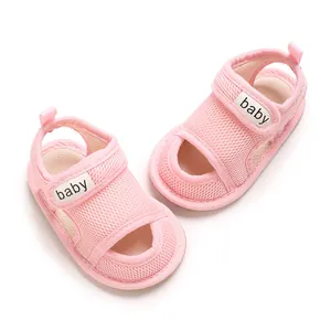 Detailansicht der atmungsaktiven rosa Mesh-Lauflernschuhe für Babys mit Klettverschluss