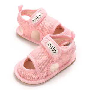 Detail von rosa Mesh-Babylauflernschuhen mit weichen Sohlen und Klettverschluss