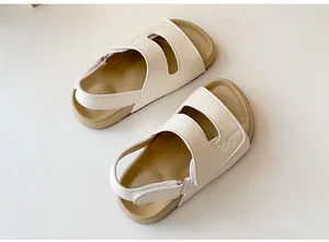 Dettaglio di sandali bianchi per bambini con comodo plantare beige