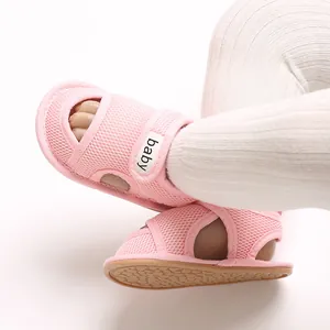 Nahaufnahme von rosa atmungsaktiven Mesh-Babysandalen mit weichen Sohlen für den Sommer