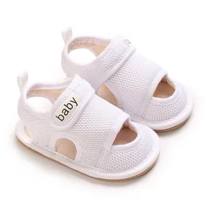 Detailansicht von weißen, atmungsaktiven Mesh-Babysandalen mit weicher Sohle.