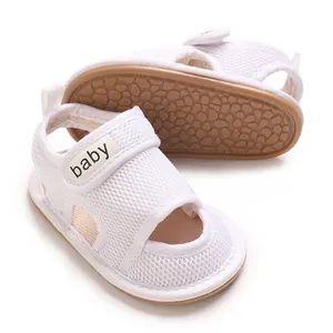 Detail von atmungsaktiven weißen Mesh-Babysandalen mit weicher brauner Anti-Rutsch-Sohle