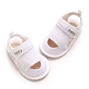 Nahaufnahme weißer, atmungsaktiver Baby-Lauflernschuhe mit weichen Sohlen und Klettverschluss