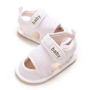 Detailansicht der weißen Baby-Netz-Lauflerner-Sandalen mit weicher Sohle und Klettverschluss