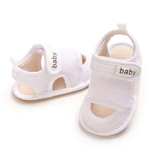 Detail von weißen, atmungsaktiven Mesh-Babyschuhen mit weichen Sohlen und Klettverschluss.
