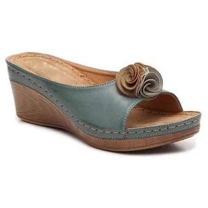 Vista lateral de sandalias de cuña con flores bohemias con suela de plataforma
