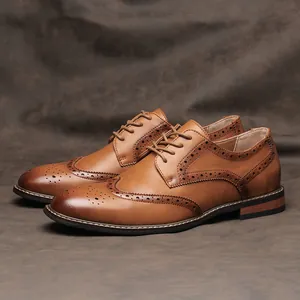 Détail de chaussures Derby richelieu classiques en cuir marron avec poinçonnage élégant