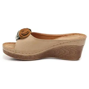 Vista lateral detallada de sandalias de cuña beige con flor de rosa decorativa