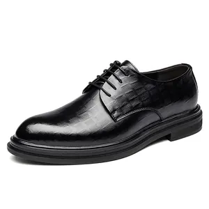 Klassische schwarze Herrenschuhe aus geprägtem Leder mit dicken Sohlen
