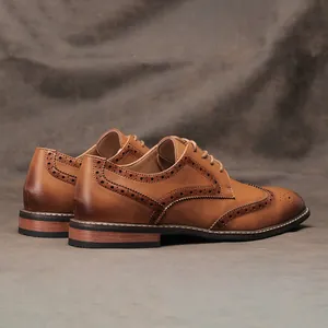 Gros plan sur d'élégantes chaussures richelieu Brogue en cuir marron pour hommes.