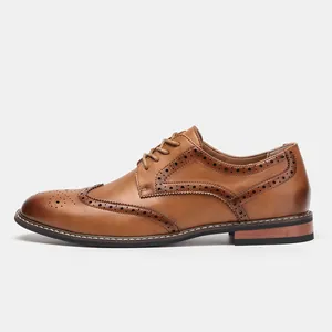Détail de profil latéral des chaussures richelieus classiques en cuir marron pour hommes