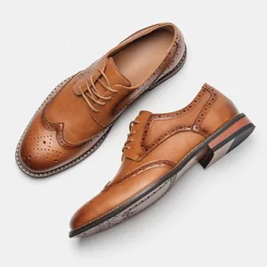 Vue détaillée des chaussures classiques en cuir Brogue marron pour hommes pour le travail