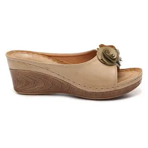 Elegantes sandalias beige con cuña para mujer, detalle de flor y suela de imitación madera