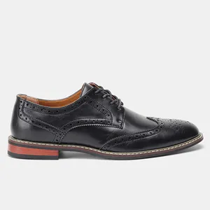 Vue latérale détaillée des chaussures Derby Brogue noires classiques avec bouts fleuris.