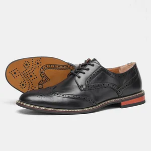 Vue détaillée des chaussures derby brogue noires pour hommes avec bout ailé