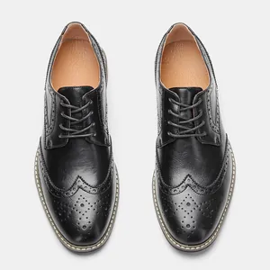 Vue de dessus de chaussures derby richelieu noires pour hommes avec perforations détaillées