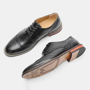 Chaussures richelieus noires classiques pour hommes avec détail de la semelle
