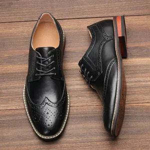 Vue de dessus de chaussures Derby Brogue noires classiques avec détails de perforation.