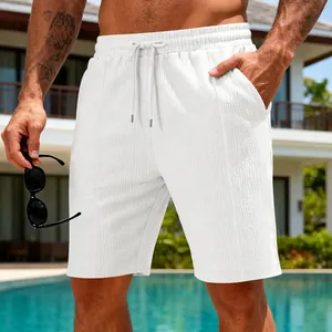 Vue détaillée d'un short décontracté en maille gaufrée blanche pour homme d'été