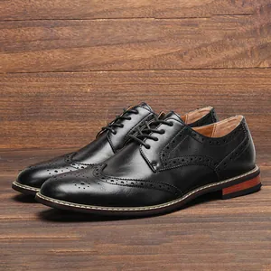 Vue détaillée des chaussures Derby Brogue classiques en cuir noir avec perforations