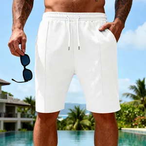 Vue détaillée d'un short décontracté en maille gaufrée blanche pour homme près d'une piscine