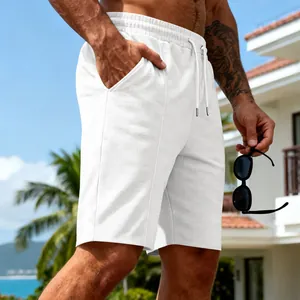 Détail de short en maille gaufrée blanche pour homme porté dans un cadre de vacances