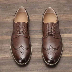 Vue de dessus de chaussures Derby Brogue classiques pour hommes en cuir marron
