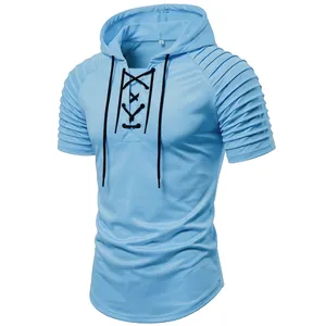 Hellblaues Herren-Kapuzen-T-Shirt mit Faltenärmeln und Schnürung im Brustbereich.