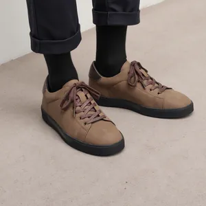 Primer plano de zapatos informales marrones para hombre con suelas negras