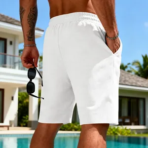Détail du short décontracté en maille gaufrée blanche pour homme près d'une piscine