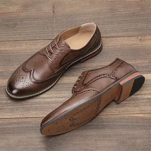 Chaussures richelieus classiques marron pour hommes avec bout fleuri et semelle en gomme