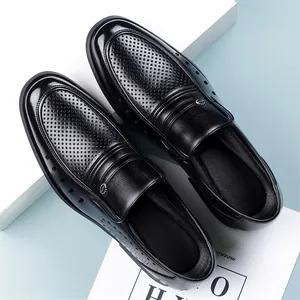Elegante atmungsaktive schwarze Herren-Leder-Loafer mit Lochmuster für Business Casual