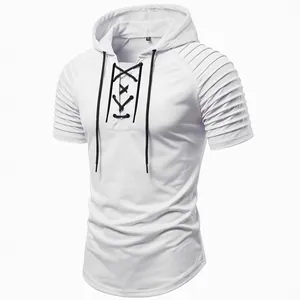 Nahaufnahme von weißem Kapuzensweatshirt mit Faltenärmeln und schwarzer Schnürung.