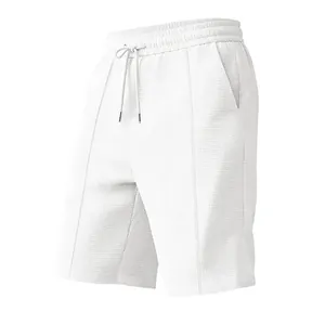 Gros plan sur la texture gaufrée blanche et le cordon de serrage d'un short de sport homme