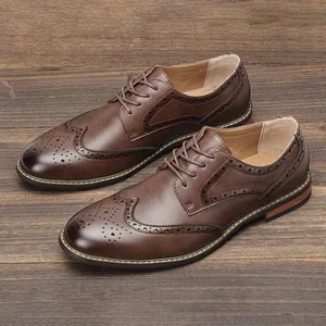 Vue détaillée des chaussures Derby brogue marron classiques sur fond en bois sombre