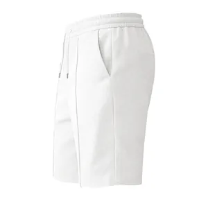 Vue latérale détaillée du short de sport blanc gaufré pour homme montrant la texture du tissu