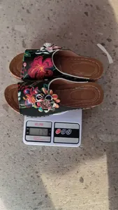 Detailaufnahme einer leichten floralen Keilpantolette mit einem Gewicht von nur 174 Gramm