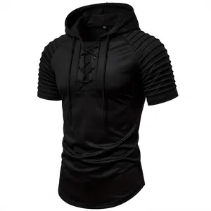 Detaillierte Vorderansicht eines schwarzen Herren-Kurzarm-Hoodies mit Falten am Ärmel