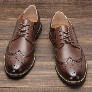 Vue détaillée de dessus des chaussures de ville Brogue marron classique avec perforations