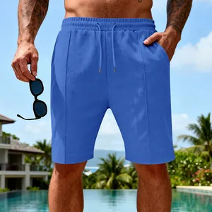 Détail d'un short décontracté bleu pour homme en maille gaufrée.