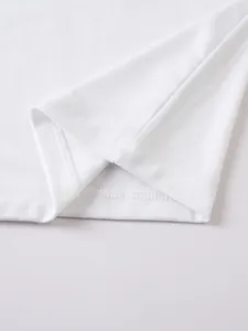 Gros plan détaillé montrant les coutures soignées de haute qualité sur un t-shirt blanc