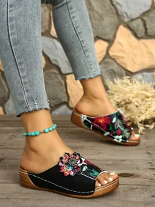 Detailansicht von Retro-Blumensandalen mit bequemer dicker Sohle für den Sommerzeit